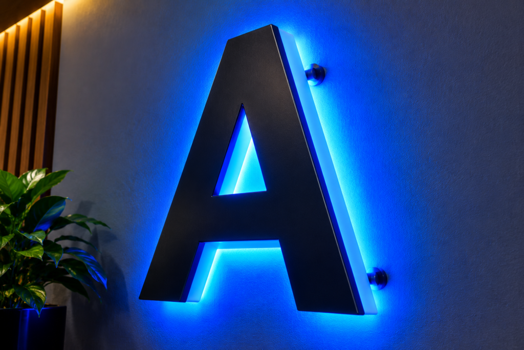 Letra caixa 3D personalizada com LED de luz de fundo e alta iluminação, ideal para fachadas, ambientes comerciais e comunicação visual.